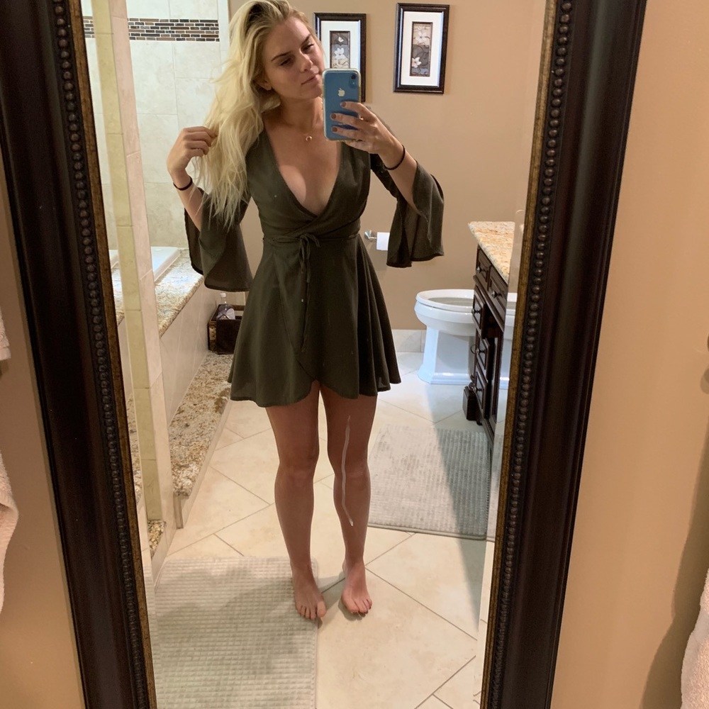 Olive green 3/4 sleeve angel sleeve dress!